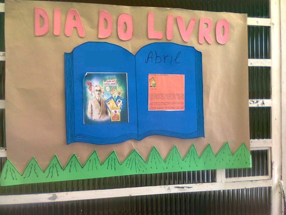 Painel Dia do Livro Infantil em EVA com moldes - Cartaz e Mural