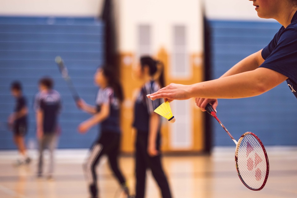 Jogando badminton